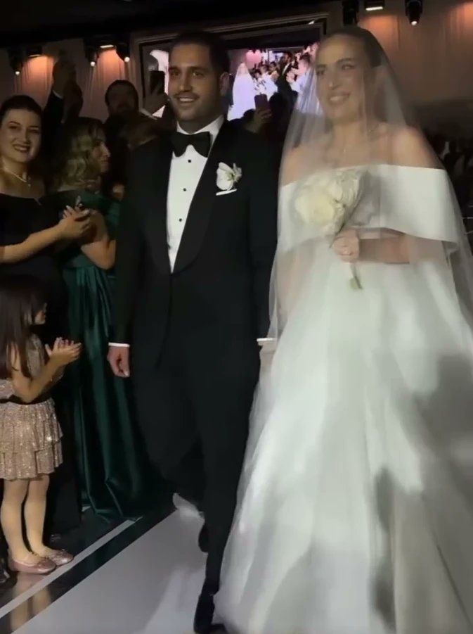 Sinan Engin’in kızı Elif Engin Ahmet Emin Ahlatcı ile evlendi! Düğüne ünlü isimler akın etti! Gelinlik sosyal medyayı ikiye böldü 6