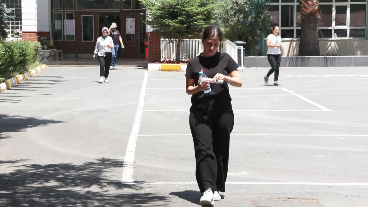 YKS'de ikinci oturum Alan Yeterlilik Testi sona erdi; Bayılanlar, kimliğini unutanlar, geç kalanlar... 5