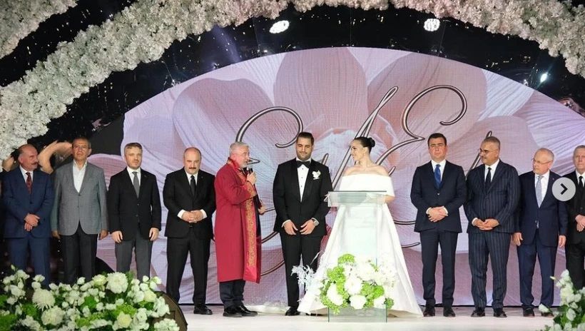 Ünlü futbol yorumcusu Sinan Engin'in kızı Elif Engin ile Ahlatcı Holding Yönetim Kurulu Başkanı Ahmet Ahlatcı'nın oğlu Ahmet Emin Ahlatcı'nın düğününe davetliler özel jetle akın etti! İş, spor, siyaset ve sana 7