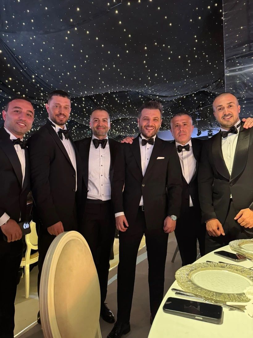 Ünlü futbol yorumcusu Sinan Engin'in kızı Elif Engin ile Ahlatcı Holding Yönetim Kurulu Başkanı Ahmet Ahlatcı'nın oğlu Ahmet Emin Ahlatcı'nın düğününe davetliler özel jetle akın etti! İş, spor, siyaset ve sana 14