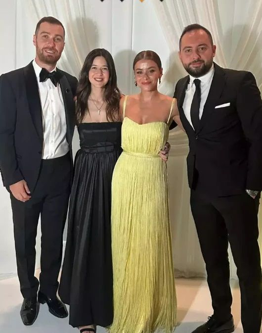 Ünlü futbol yorumcusu Sinan Engin'in kızı Elif Engin ile Ahlatcı Holding Yönetim Kurulu Başkanı Ahmet Ahlatcı'nın oğlu Ahmet Emin Ahlatcı'nın düğününe davetliler özel jetle akın etti! İş, spor, siyaset ve sana 15