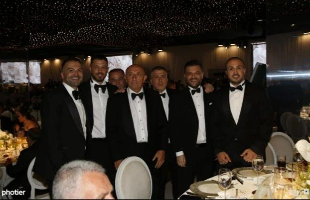Ünlü futbol yorumcusu Sinan Engin'in kızı Elif Engin ile Ahlatcı Holding Yönetim Kurulu Başkanı Ahmet Ahlatcı'nın oğlu Ahmet Emin Ahlatcı'nın düğününe davetliler özel jetle akın etti! İş, spor, siyaset ve sana 5