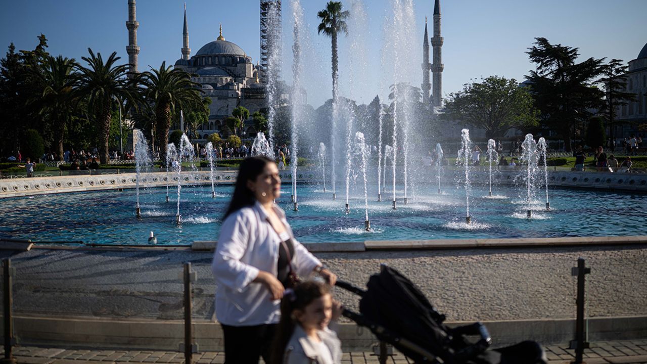 AKOM'dan İstanbul'a sıcak hava dalgası uyarısı: 3 gün boyunca 11.00 ile 16.00 arası dışarı çıkmayın! 1