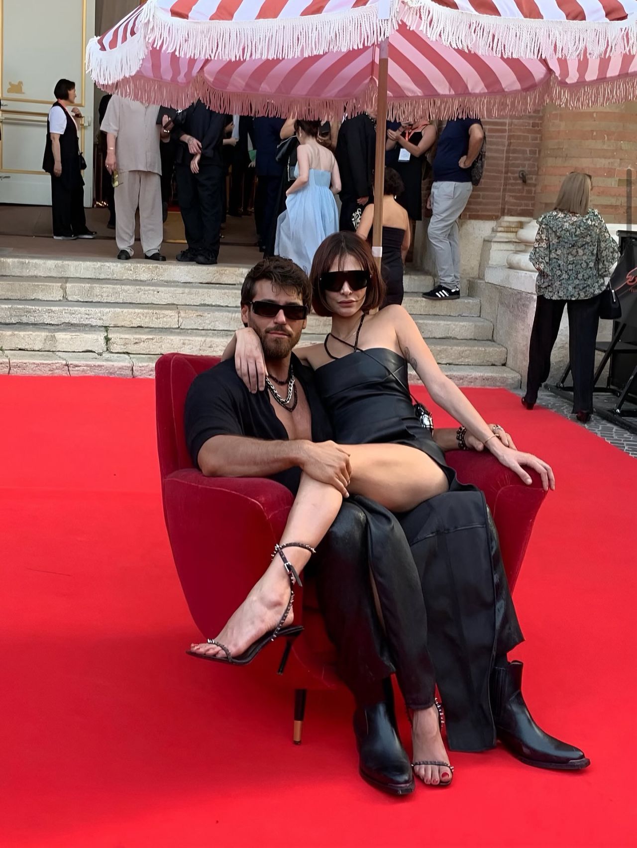 Can Yaman yeni sevgilisi DJ Sara Bluma'yı kırmızı halıda kucağına oturtup poz verdi 2