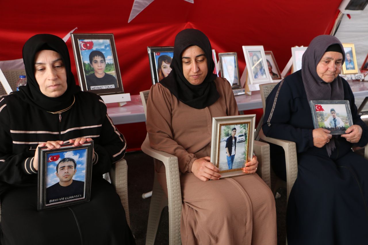 Boşuna çekilmedi bunca acılar... Diyarbakır anneleri kavurucu sıcaklara rağmen evlat nöbetine devam ediyor 2