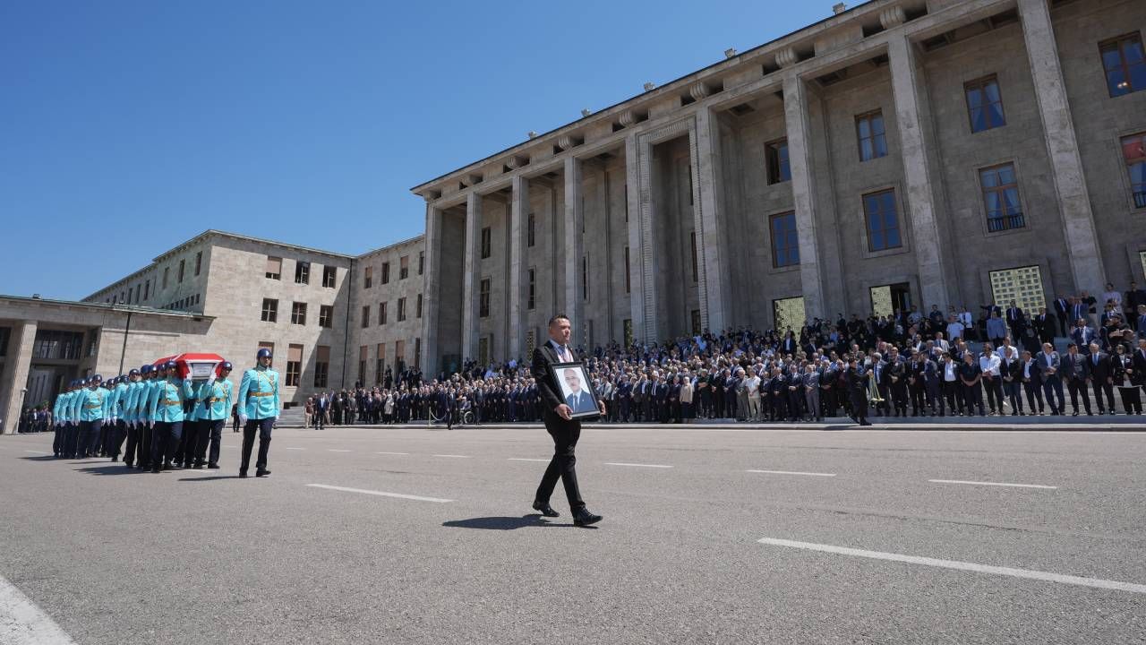 AK Partili vekil İsmail Bilen, TBMM'de son yolculuğuna uğurlandı... Evinde ölü bulunmuştu 10