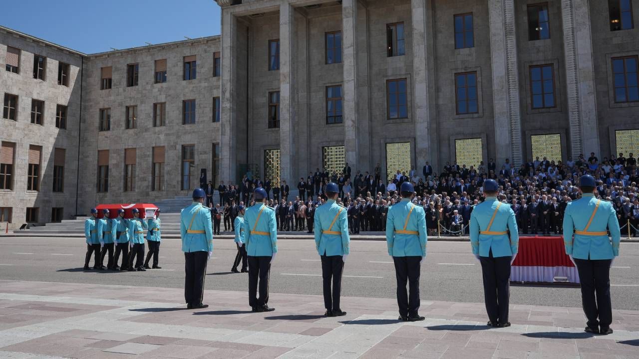 AK Partili vekil İsmail Bilen, TBMM'de son yolculuğuna uğurlandı... Evinde ölü bulunmuştu 8