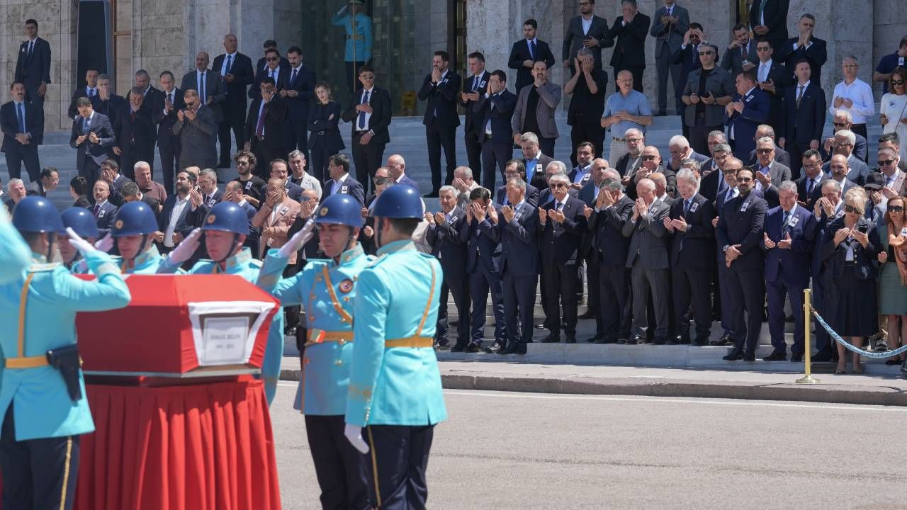 AK Partili vekil İsmail Bilen, TBMM'de son yolculuğuna uğurlandı... Evinde ölü bulunmuştu 4