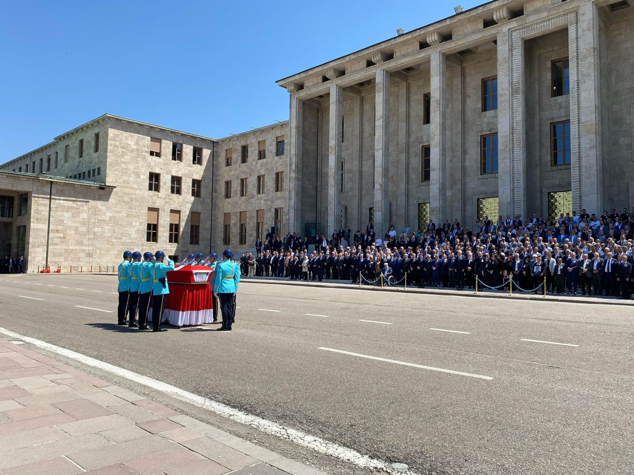 AK Partili vekil İsmail Bilen, TBMM'de son yolculuğuna uğurlandı... Evinde ölü bulunmuştu 3