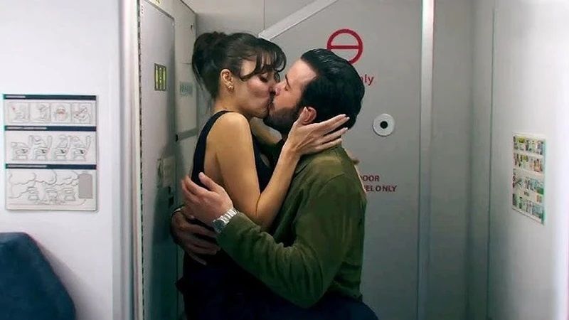 Hande Erçel ve Barış Arduç’un “Aşkı Hatırla” dizisindeki sevişme sahneleri tepki çekmişti! Gupse Özay’dan dikkat çeken hamle: Boşanıyorlar iddiası 2