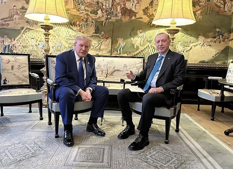 Cumhurbaşkanı Erdoğan-Trump zirvesinde dikkat çeken detay! Erdoğan'ın elindeki zarfta ne var? İşte iki senaryo... 2