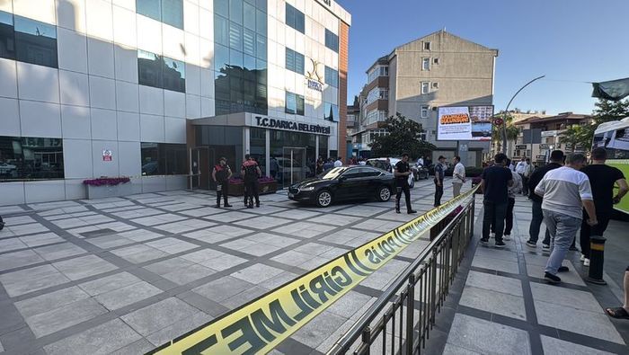 Kocaeli Darıca Belediye binasında kan donduran anlar: Zabıta memuru başkanlık makamında intihar etti, seken kurşun Başkan Bıyık'ı yaraladı 5