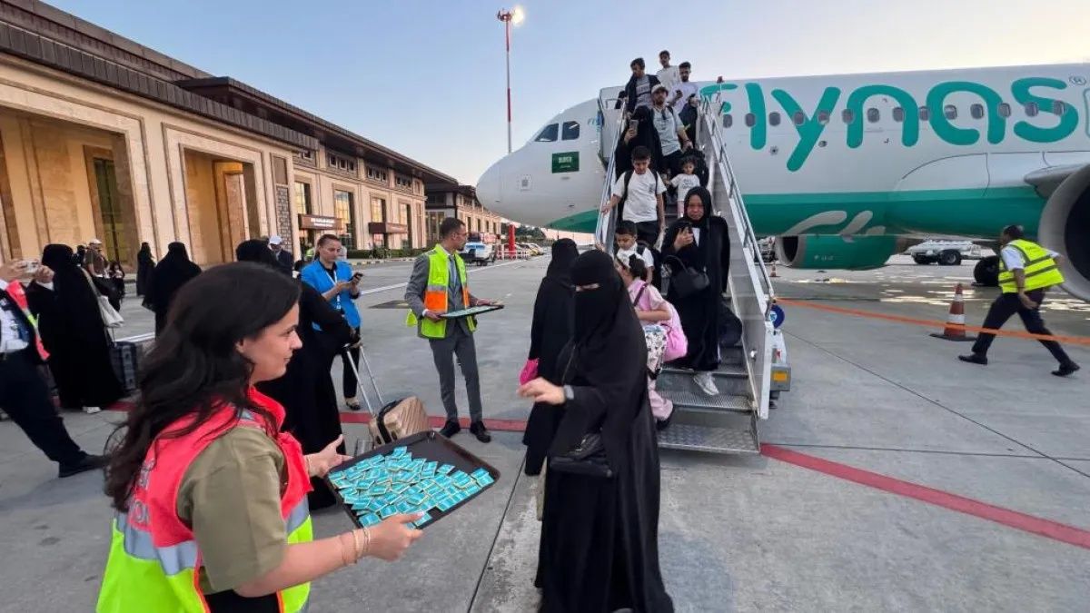 Rize-Artvin Havalimanı’nda tarihi an! Riyad’dan ilk uçak indi! Yolcular tulumla karşılandı... 1