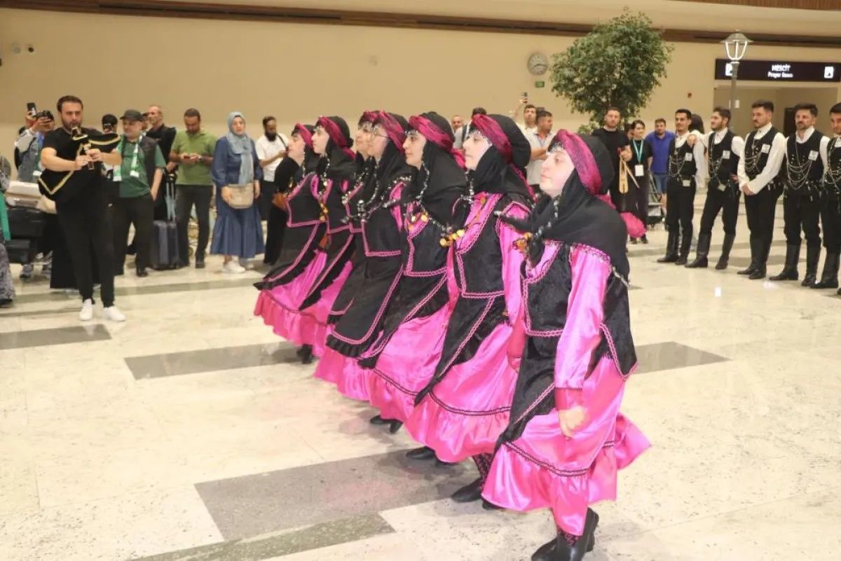 Rize-Artvin Havalimanı’nda tarihi an! Riyad’dan ilk uçak indi! Yolcular tulumla karşılandı... 5
