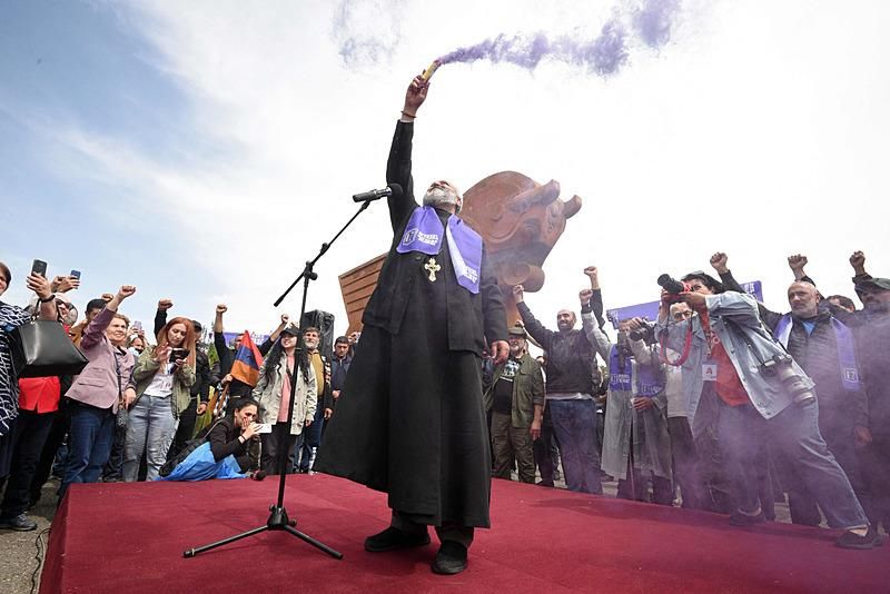 Ermenistan’da kilise destekli darbe girişimi: Başpiskopos Galstanyan gözaltına alındı 5