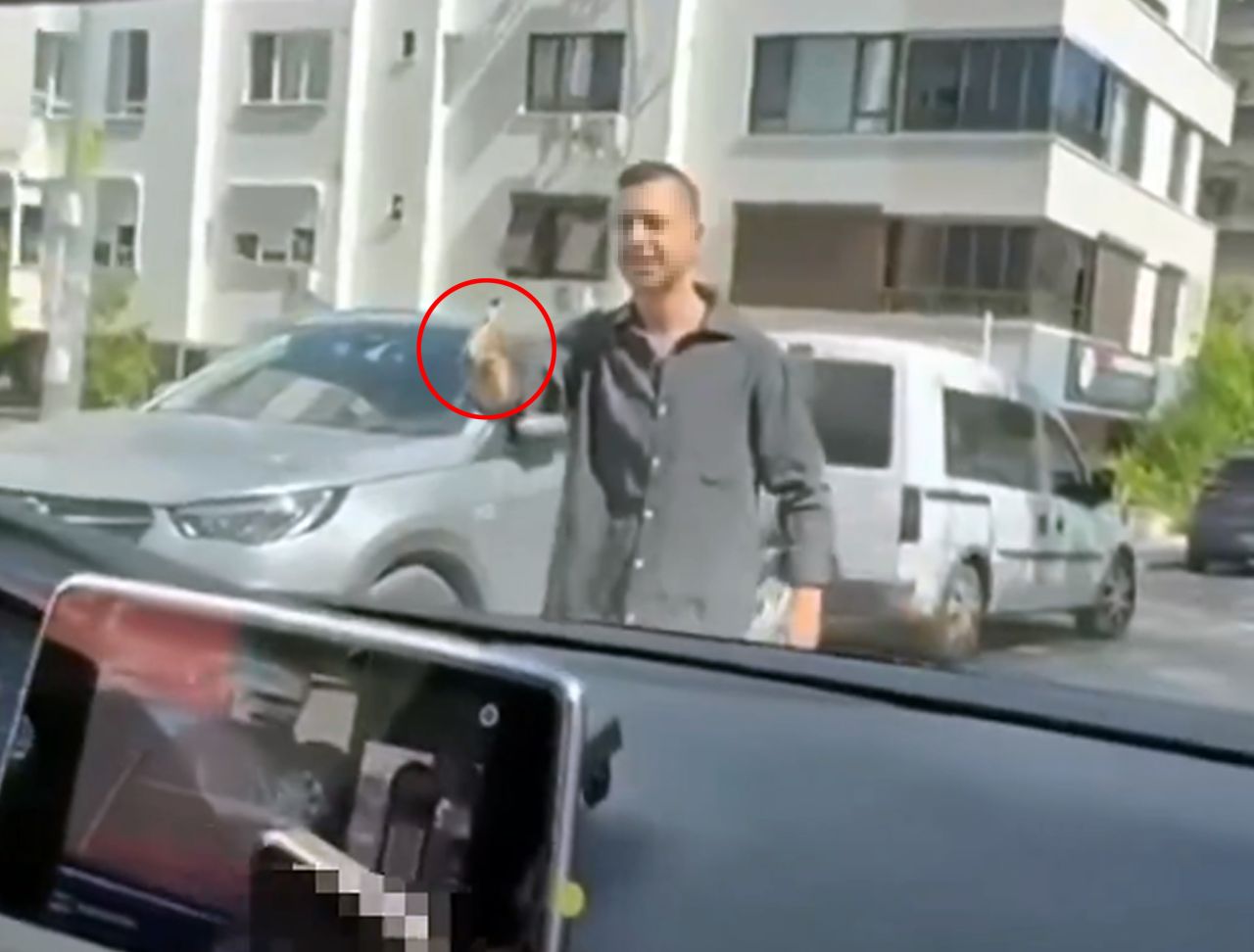 Trafikte kadınlara silah çeken magandaya saklandığı delikte gözaltı! Emniyet gereğini yaptı... 1
