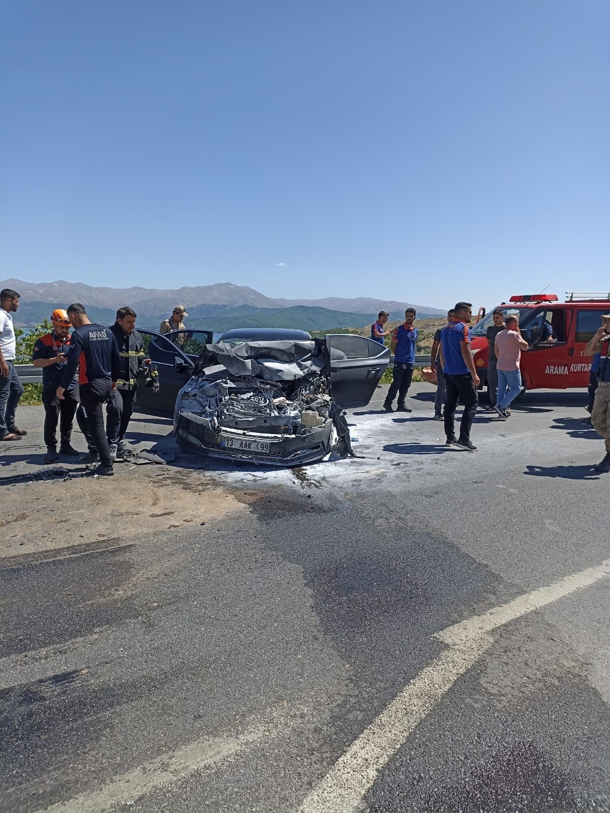 Makam aracı tıra çarptı! Adilcevaz Kaymakamı Nurhalil Özçelik trafik kazası geçirdi 1