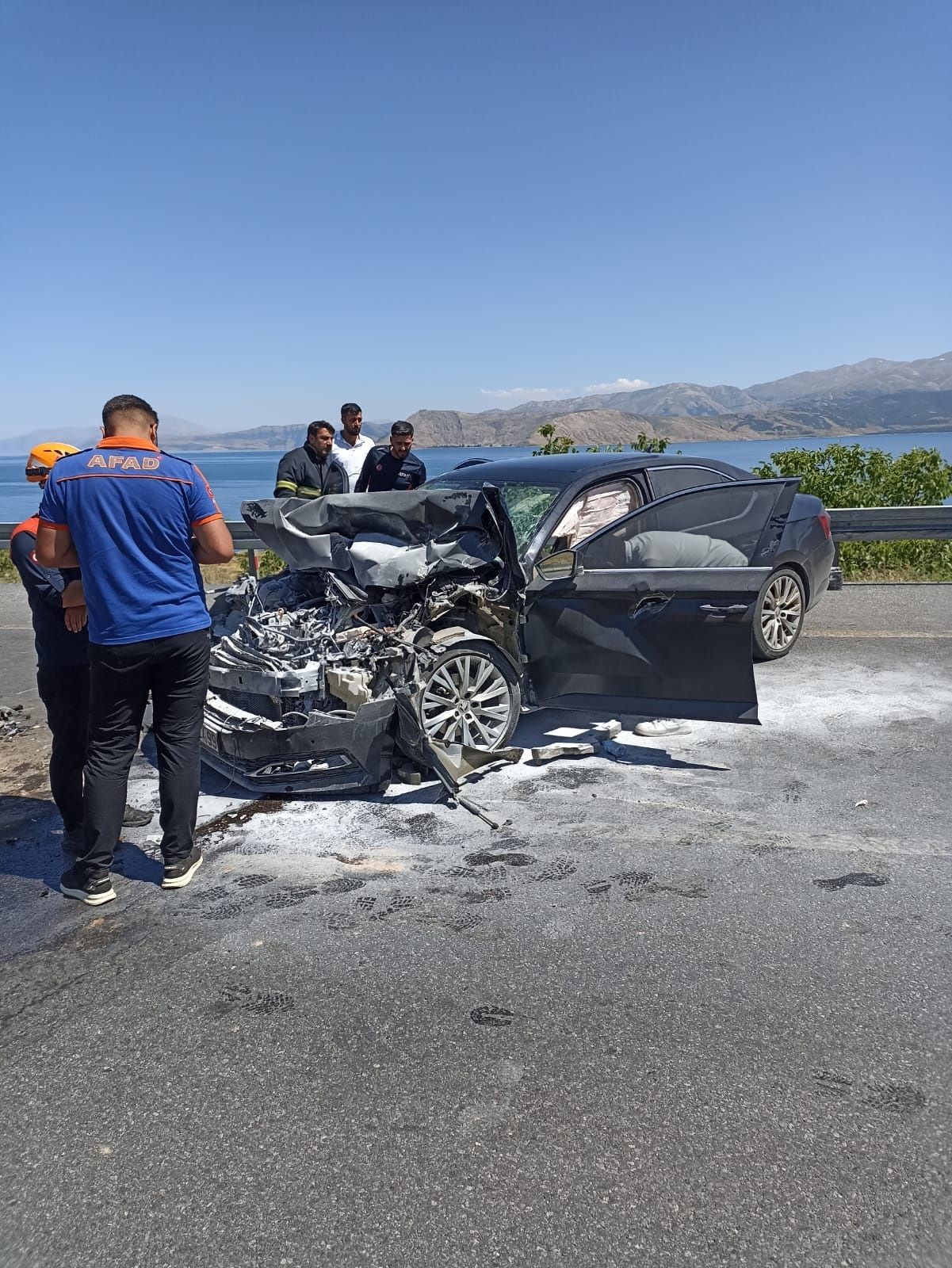 Makam aracı tıra çarptı! Adilcevaz Kaymakamı Nurhalil Özçelik trafik kazası geçirdi 4
