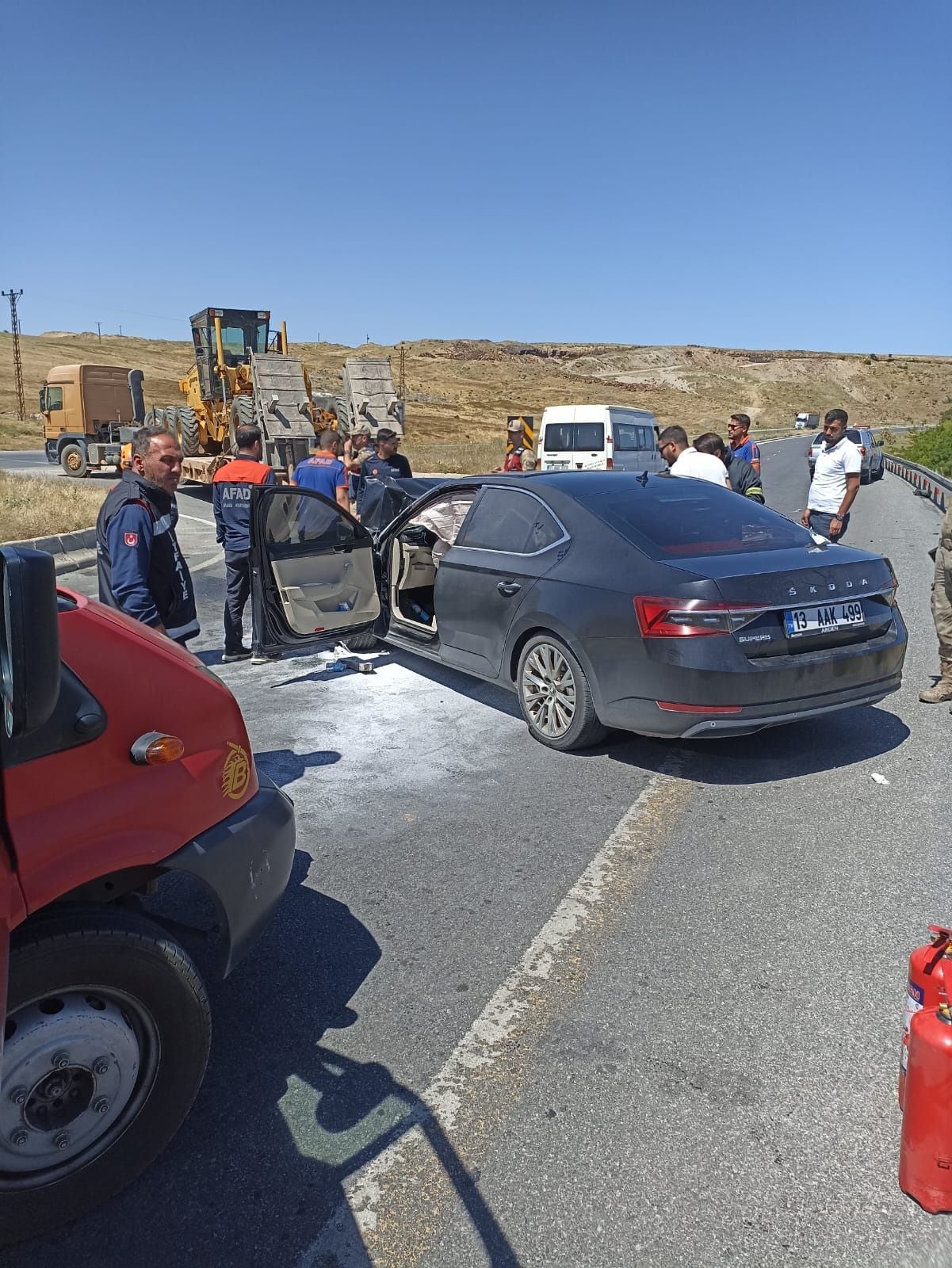 Makam aracı tıra çarptı! Adilcevaz Kaymakamı Nurhalil Özçelik trafik kazası geçirdi 2