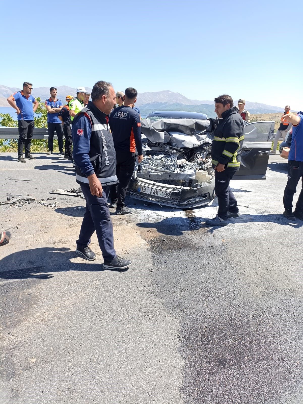 Makam aracı tıra çarptı! Adilcevaz Kaymakamı Nurhalil Özçelik trafik kazası geçirdi 6