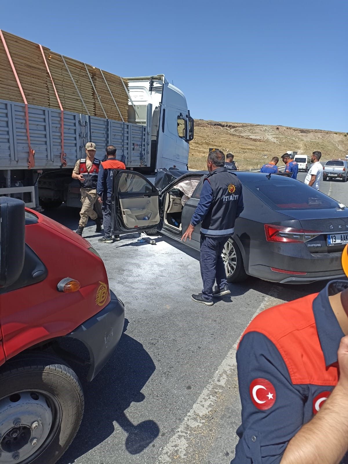 Makam aracı tıra çarptı! Adilcevaz Kaymakamı Nurhalil Özçelik trafik kazası geçirdi 5