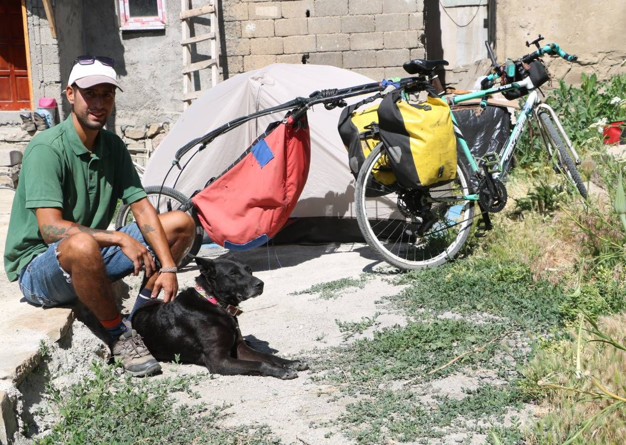 Şilili gezgin Diego Sebastian Haro Lopez ülkesinden bisikletle yola çıkıp köpeği Milo'yla 80 ülke gezdi 2