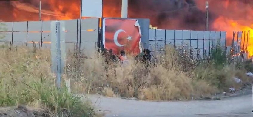 Her şey yandı sadece o kaldı! Türk bayrağını alevlerin içinden böyle çıkardılar! 1