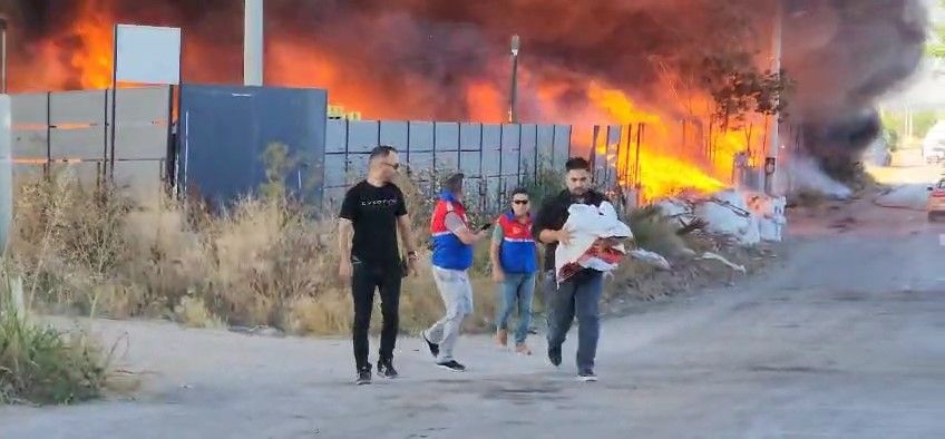 Her şey yandı sadece o kaldı! Türk bayrağını alevlerin içinden böyle çıkardılar! 3