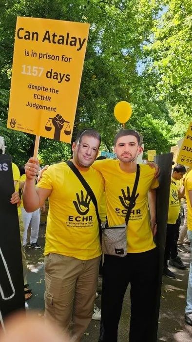 Strazburg’da skandal miting: FETÖ’cüler İmamoğlu maskesiyle Türkiye’ye saldırdı! 2