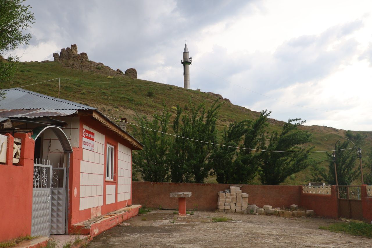 Zara'nın köyünde asırlık ilginç mimari... Köye gelenler hayrete düşüyor, minareyi bulan camiyi bulamıyor 4