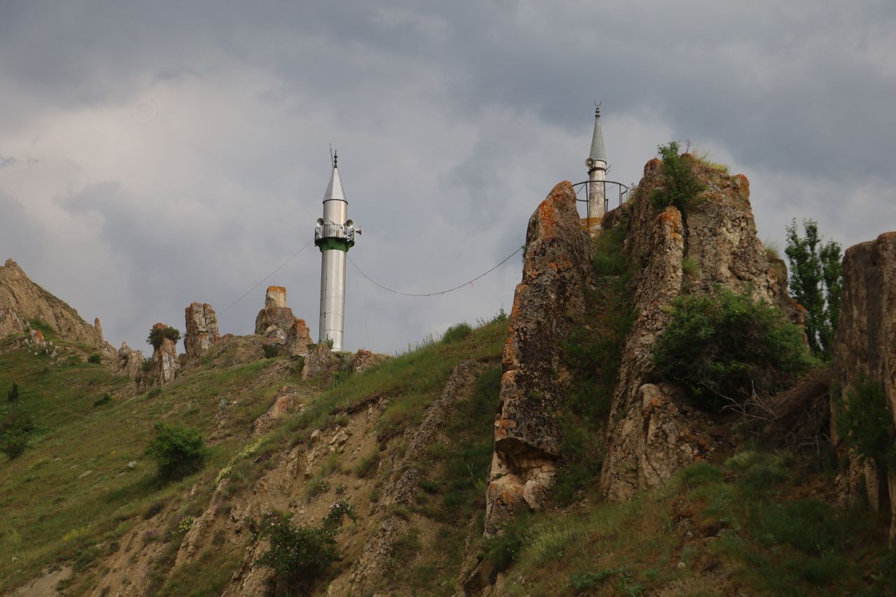 Zara'nın köyünde asırlık ilginç mimari... Köye gelenler hayrete düşüyor, minareyi bulan camiyi bulamıyor 2