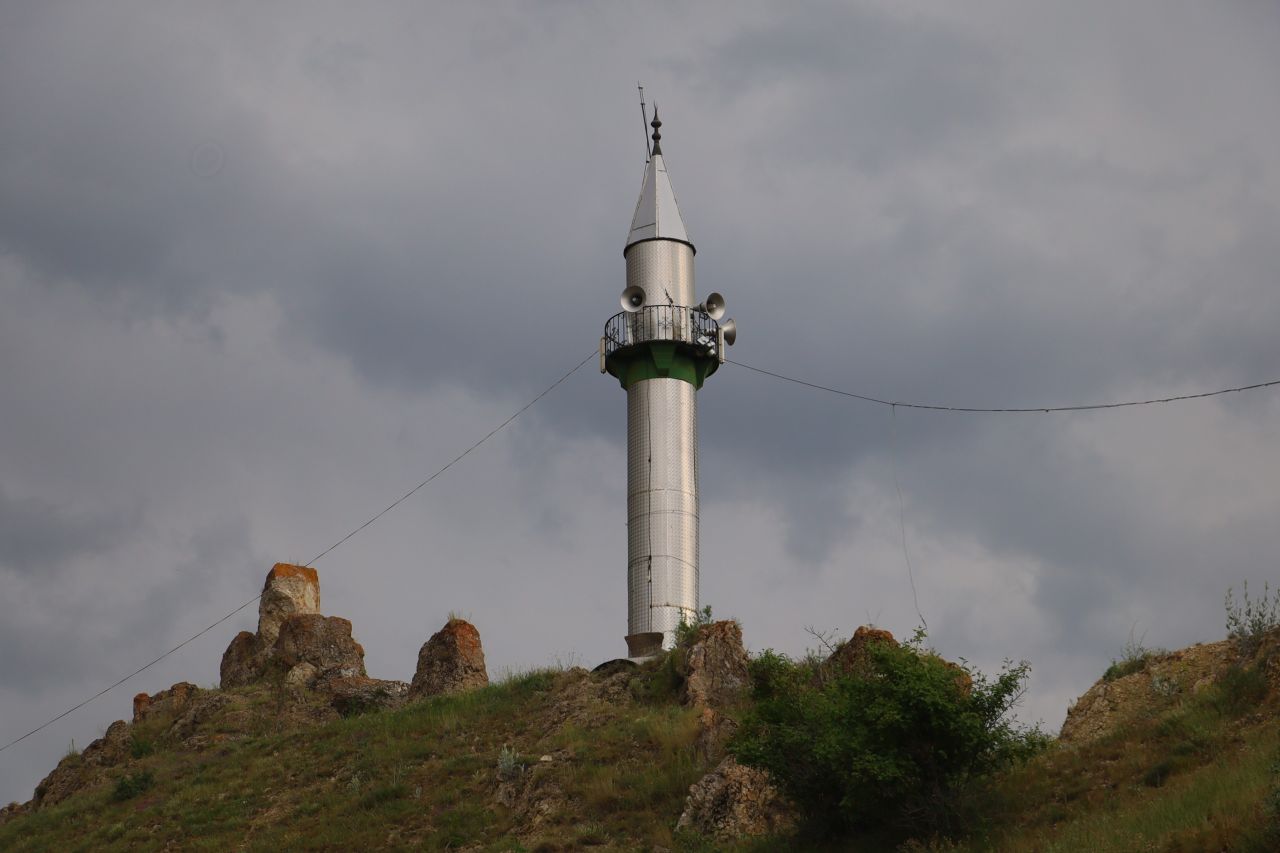 Zara'nın köyünde asırlık ilginç mimari... Köye gelenler hayrete düşüyor, minareyi bulan camiyi bulamıyor 1