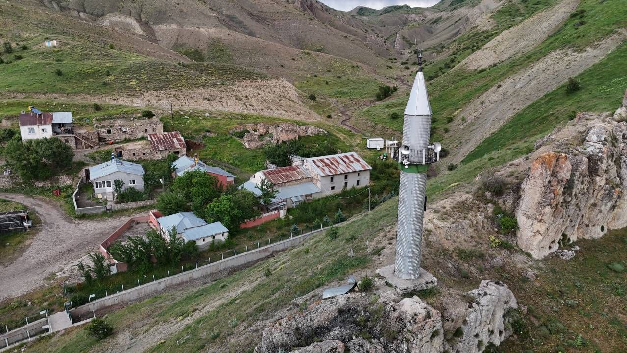 Zara'nın köyünde asırlık ilginç mimari... Köye gelenler hayrete düşüyor, minareyi bulan camiyi bulamıyor 5