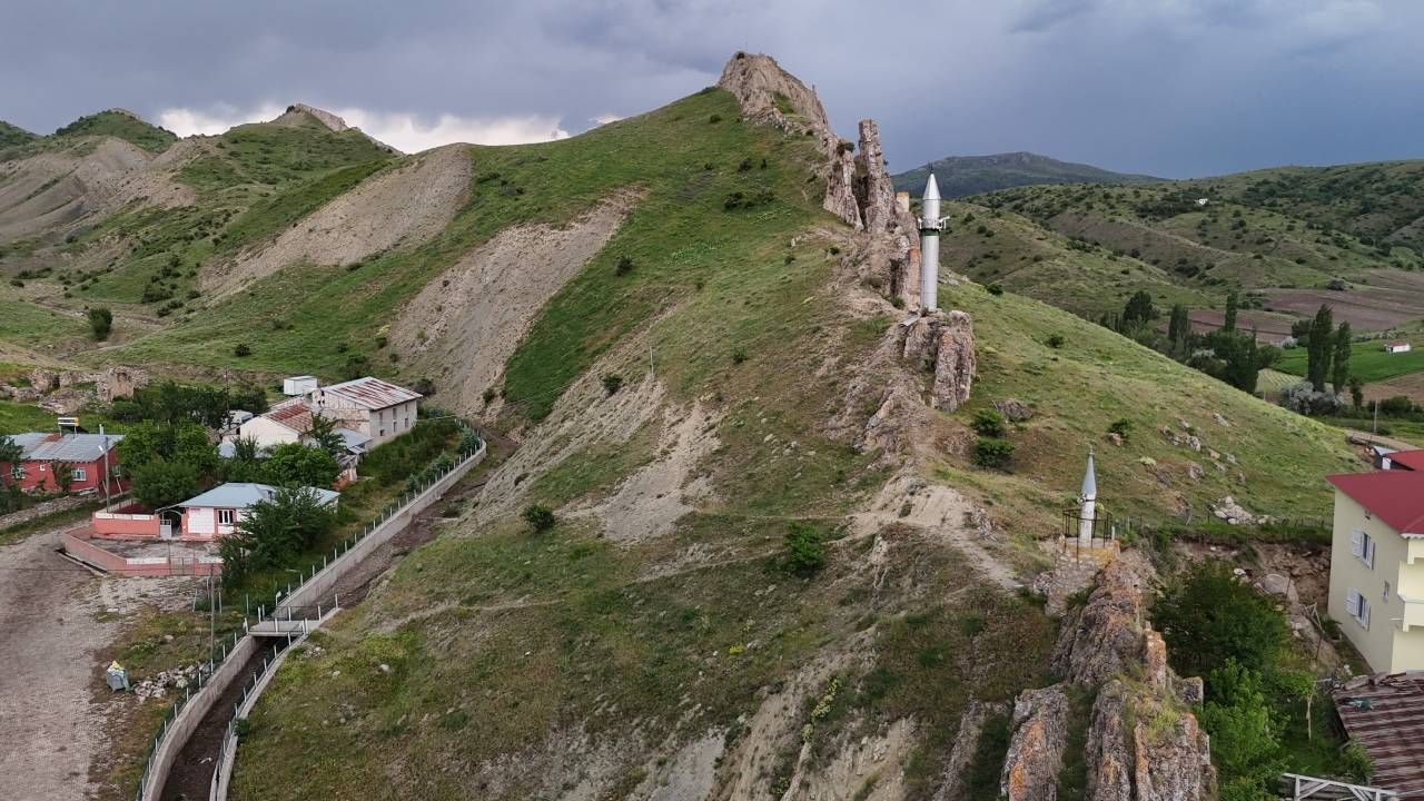 Zara'nın köyünde asırlık ilginç mimari... Köye gelenler hayrete düşüyor, minareyi bulan camiyi bulamıyor 7