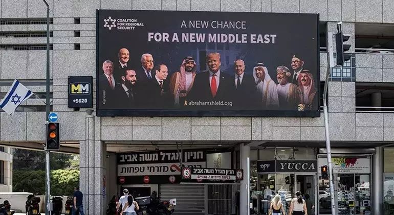 İsrail'den Tel Aviv'de skandal afiş: Suudi lider, Trump ve Netanyahu ile yan yana... "Orta Doğu için yeni bir şans" 3