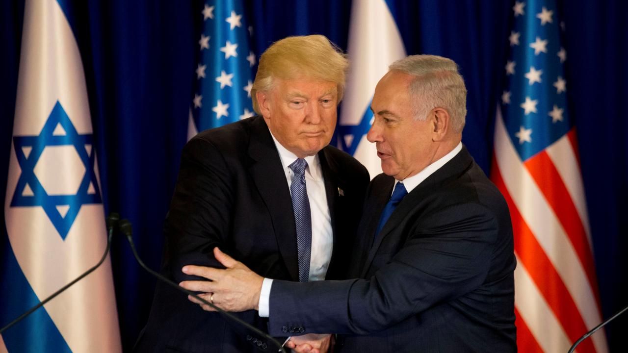 İsrail'den Tel Aviv'de skandal afiş: Suudi lider, Trump ve Netanyahu ile yan yana... "Orta Doğu için yeni bir şans" 1