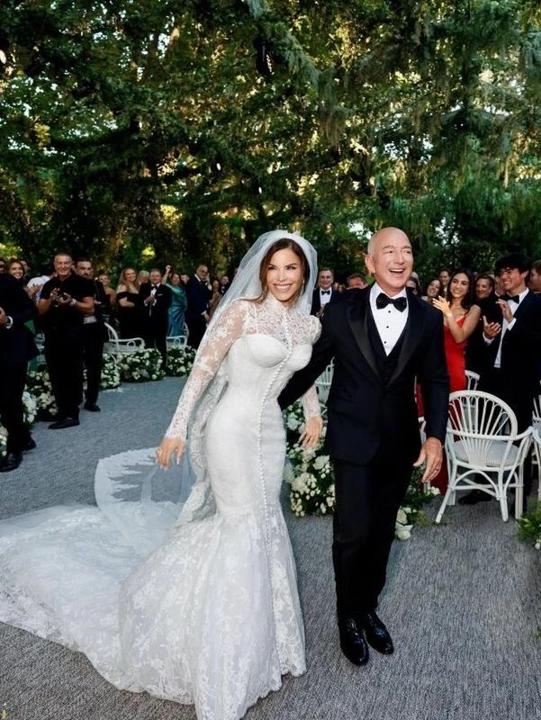 Jeff Bezos ve Lauren Sanchez Venedik’te evlendi: Eşine düğün hediyesi olarak taktığı pırlanta mücevher setinin fiyatı dudak uçuklattı 1