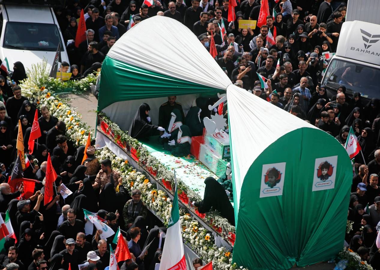 İran, İsrail'in öldürdüğü komutanlarını ve bilim insanlarını devlet töreniyle uğurladı 5