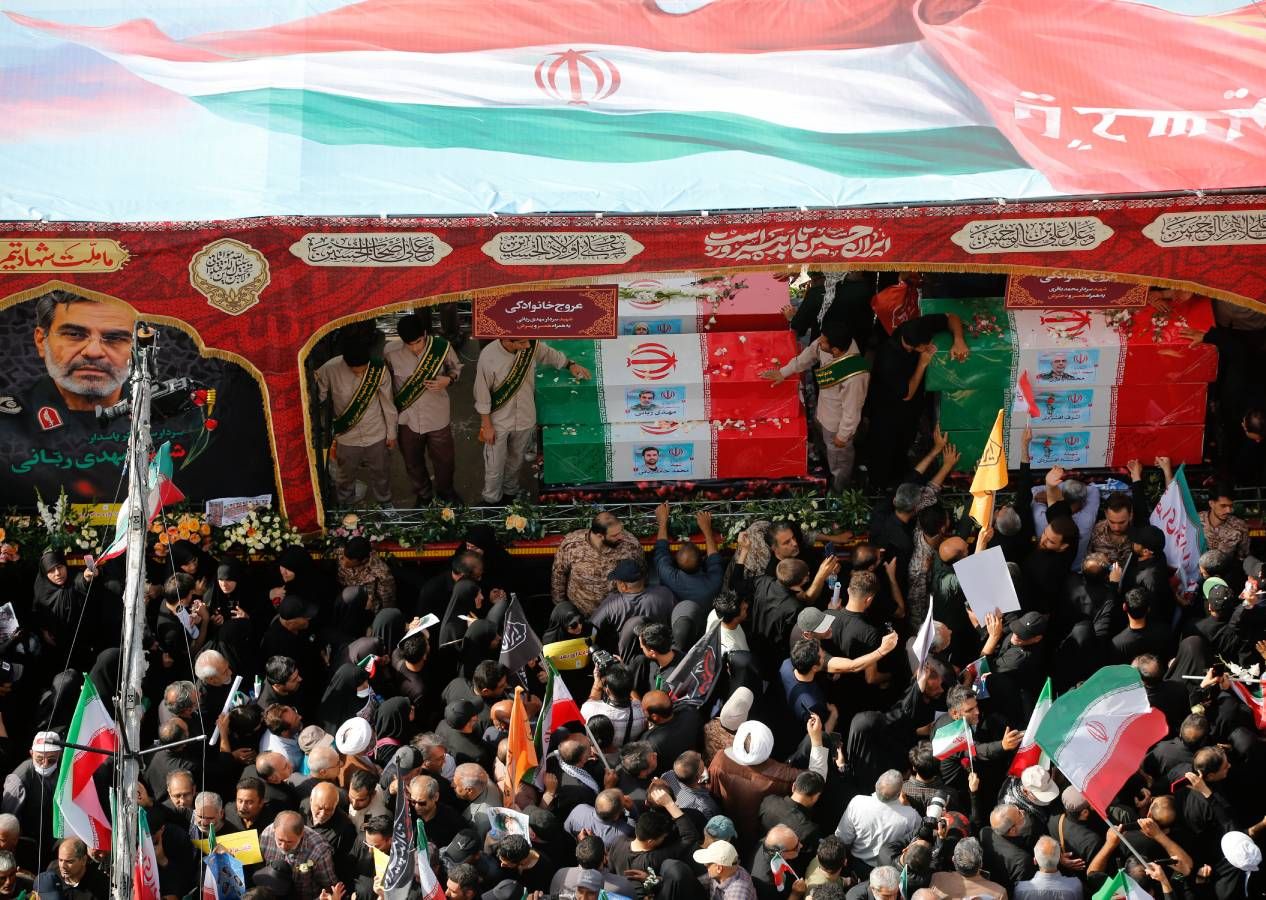 İran, İsrail'in öldürdüğü komutanlarını ve bilim insanlarını devlet töreniyle uğurladı 4