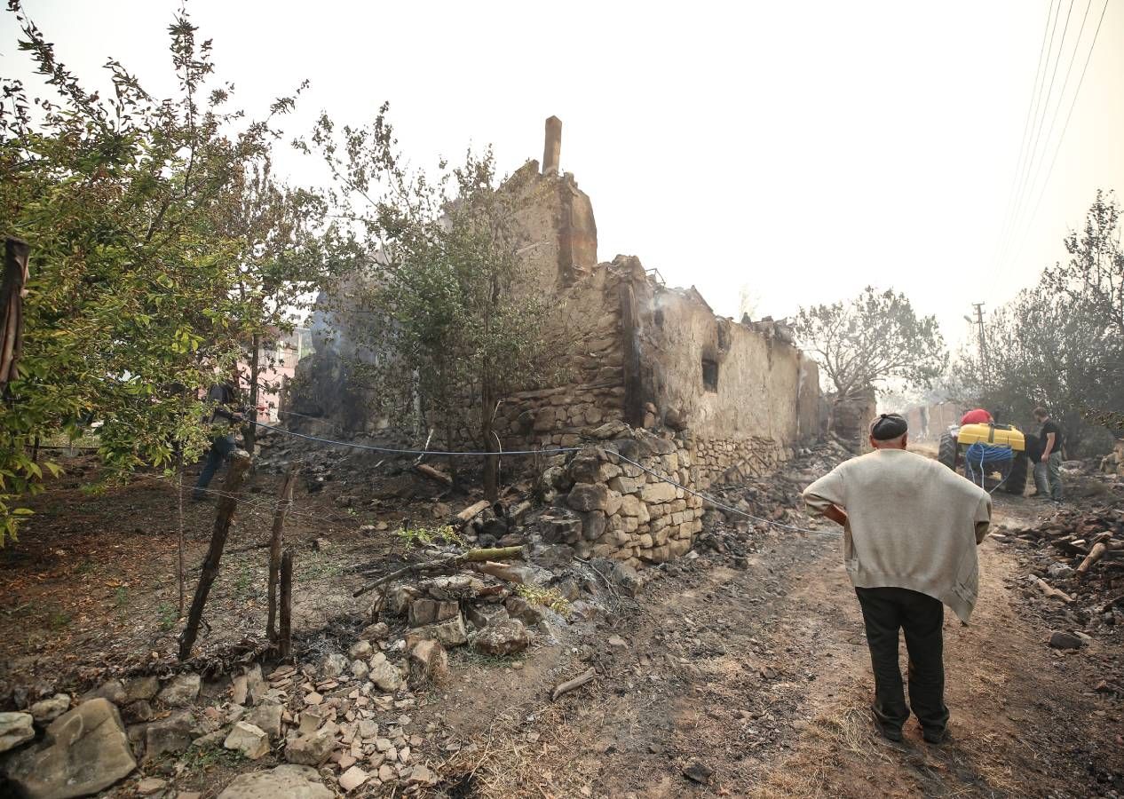 Sakarya yangını Bilecik'e sıçradı, köyler tahliye edildi! Alevlerin teslim aldığı bölgeden korkunç kareler 1