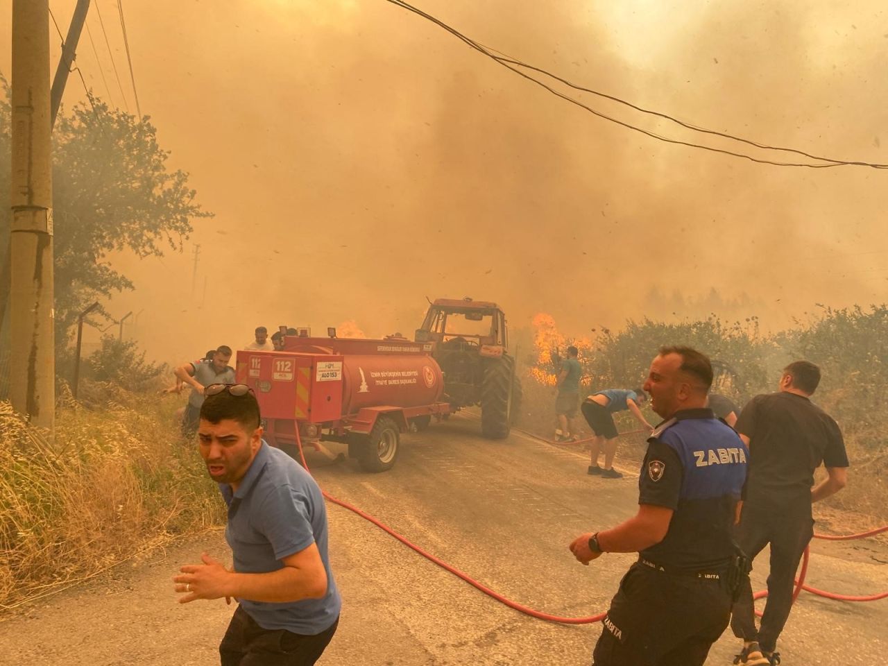 İzmir orman yangını büyüyor! Alevlerin ulaştığı 5 mahalle tahliye edildi 2