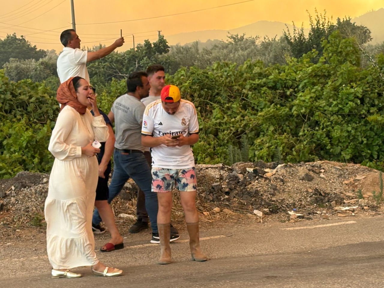 İzmir orman yangını büyüyor! Alevlerin ulaştığı 5 mahalle tahliye edildi 1