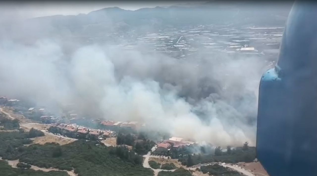 İzmir orman yangını büyüyor! Alevlerin ulaştığı 5 mahalle tahliye edildi 4