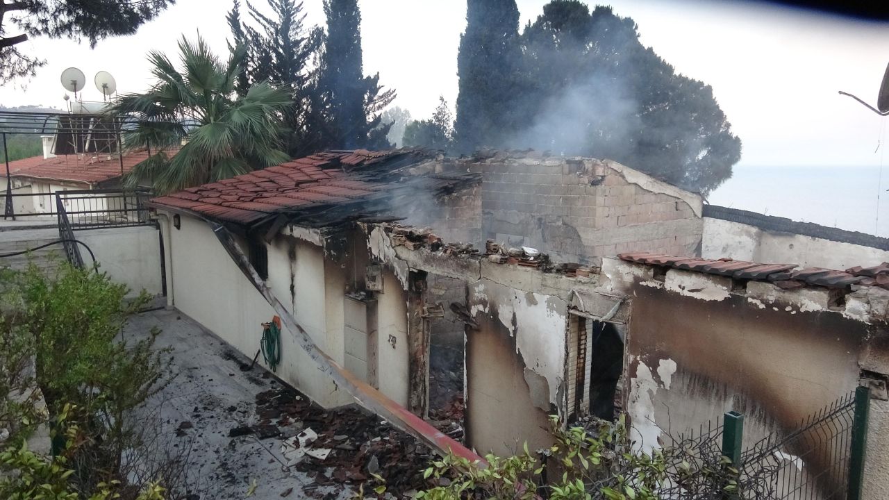 İzmir’de alevlerin gölgesinde ikinci gün: Yangın kabusu sürüyor, onlarca ev kül oldu! 3
