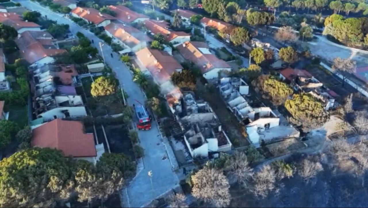 İzmir’de alevlerin gölgesinde ikinci gün: Yangın kabusu sürüyor, onlarca ev kül oldu! 1