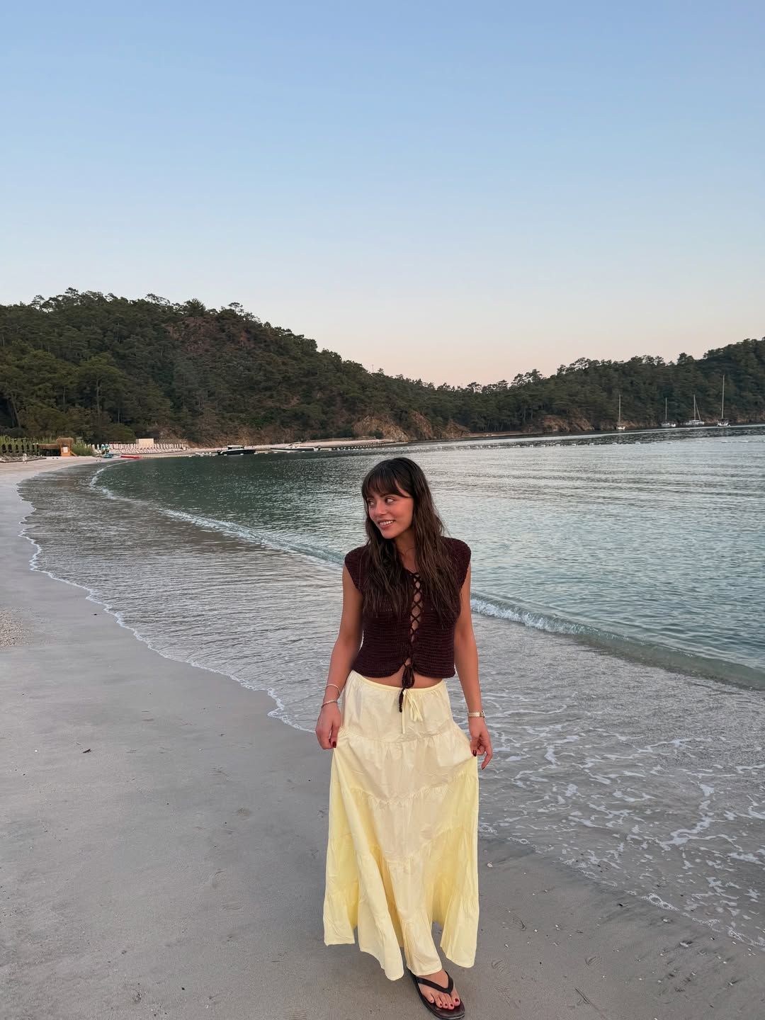 Sıla Türkoğlu ve Ata Ayyıldız, Muğla tatilinde! Ünlü oyuncu sahilde resim yaptı 5