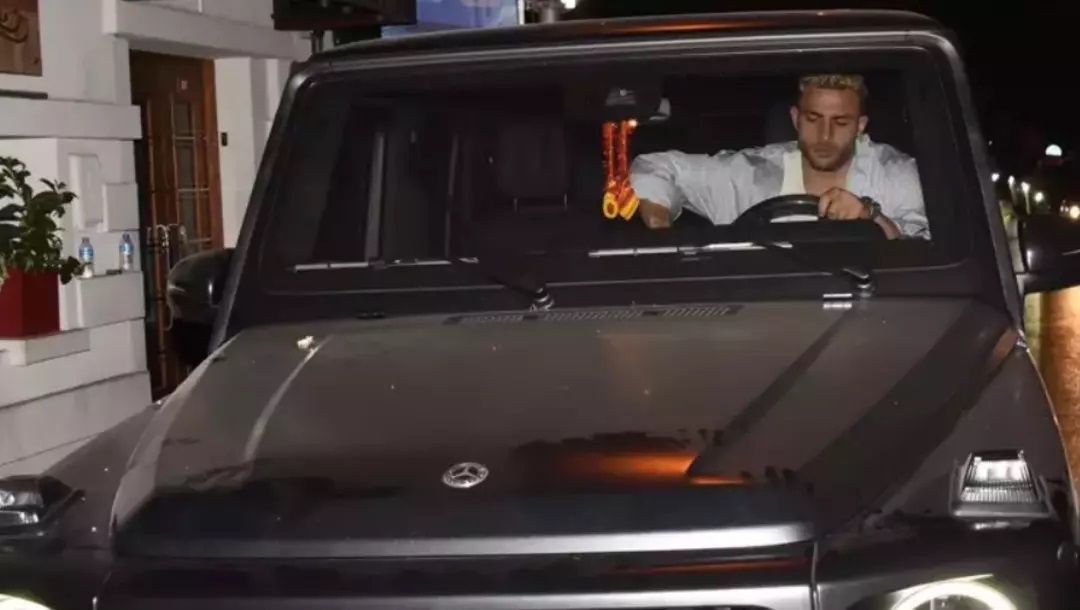 Barış Alper Yılmaz, gecelerde yakalandı! Gazetecilerin geldiğini duyunca kız arkadaşını bırakıp gitti! 3