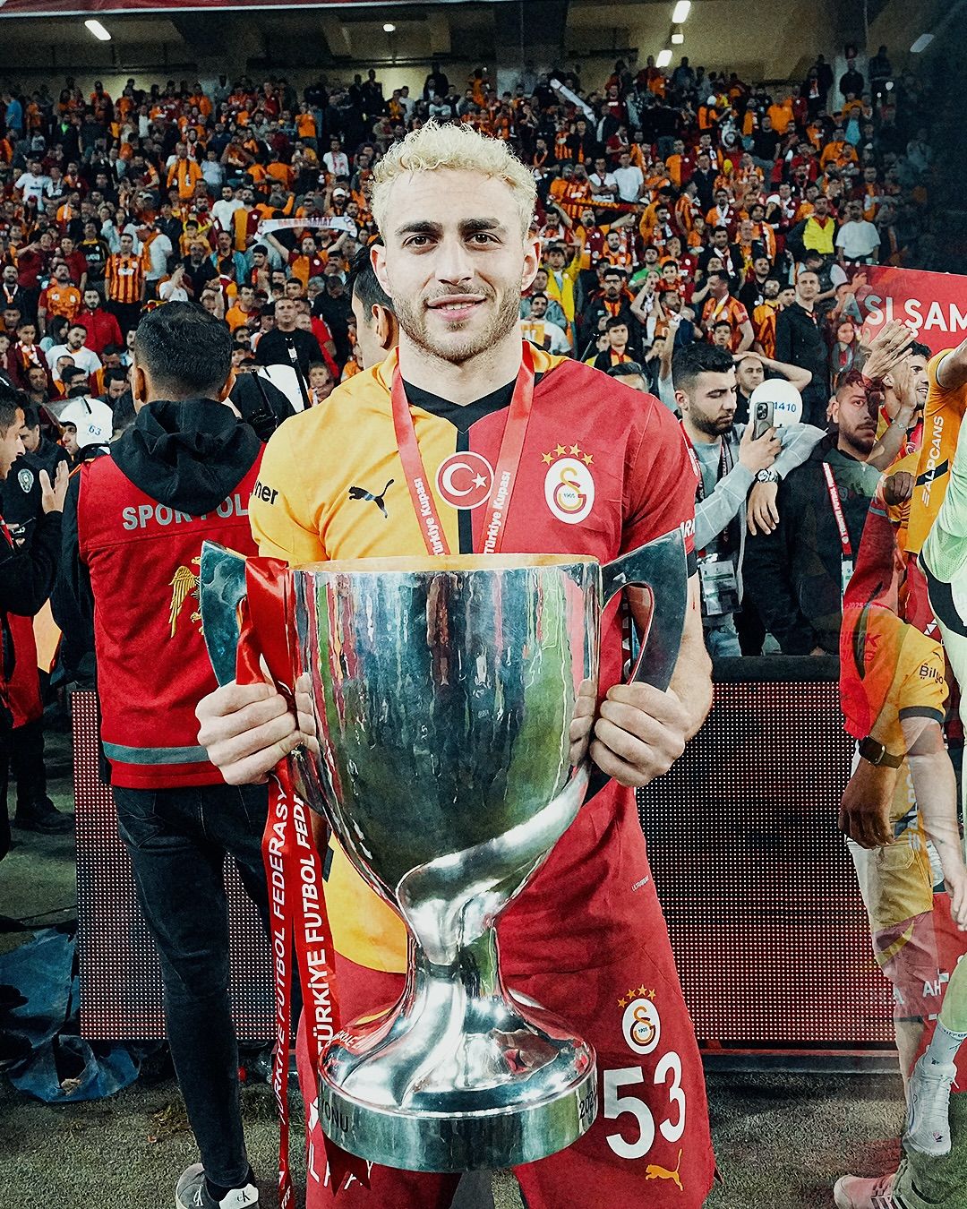 Barış Alper Yılmaz, gecelerde yakalandı! Gazetecilerin geldiğini duyunca kız arkadaşını bırakıp gitti! 1