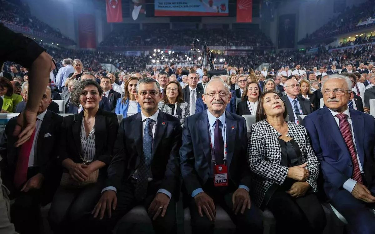 CHP'deki iç savaş kızışıyor! Özel'den kurultay davasının ertelenmesine akla ziyan tepki ... 6