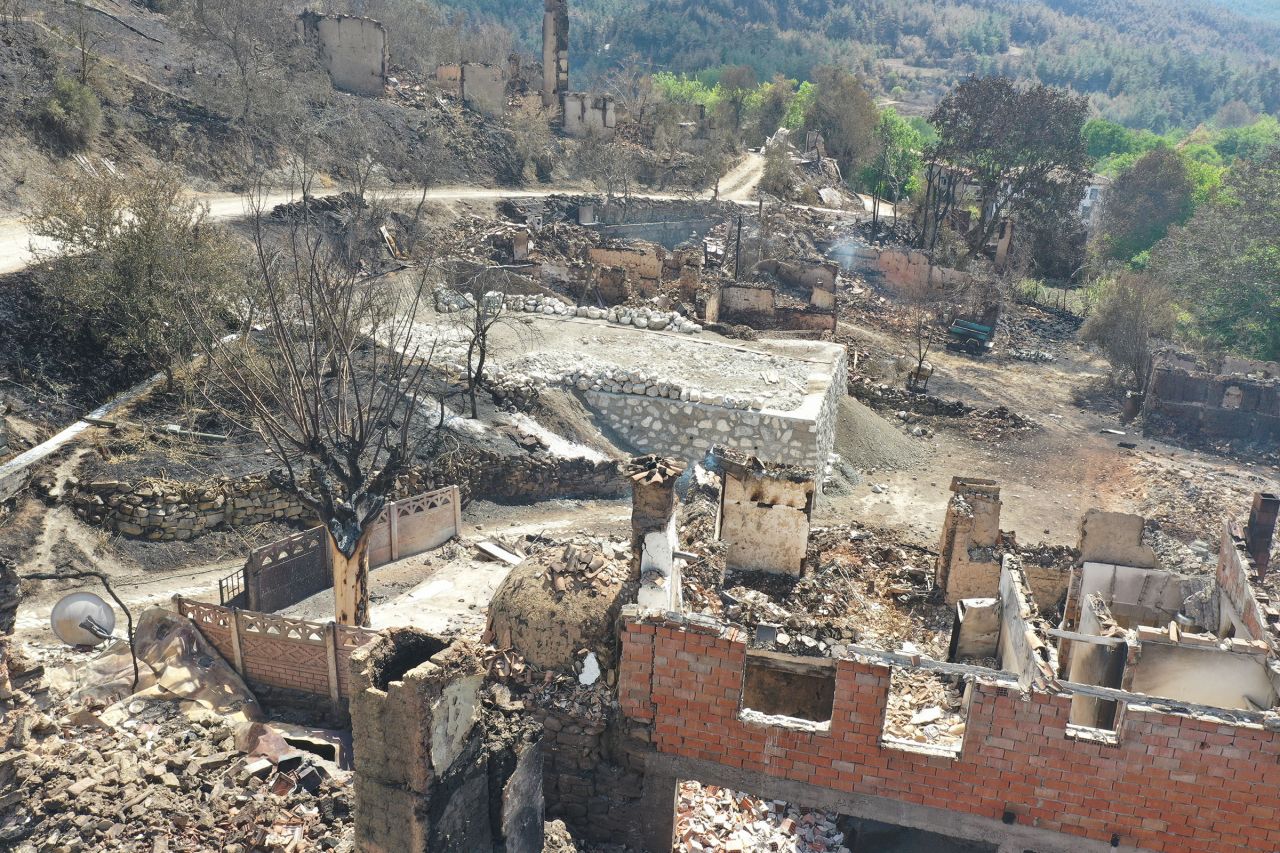 Bilecik’teki yangında alevler tarihi köyü küle çevirdi! "Uçan bir kuşun yanarak düştüğünü gördüm" 6